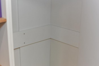 Шкаф угловой «Оксфорд» (Ривьера/Белый с рисунком) в Оби - ob.mebel54.com | фото