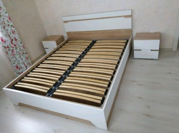 Спальня Анталия (кровать без ортопед-основания, тумбы, Дуб сонома, Белый Софт, горизонт) в Оби - ob.mebel54.com | фото